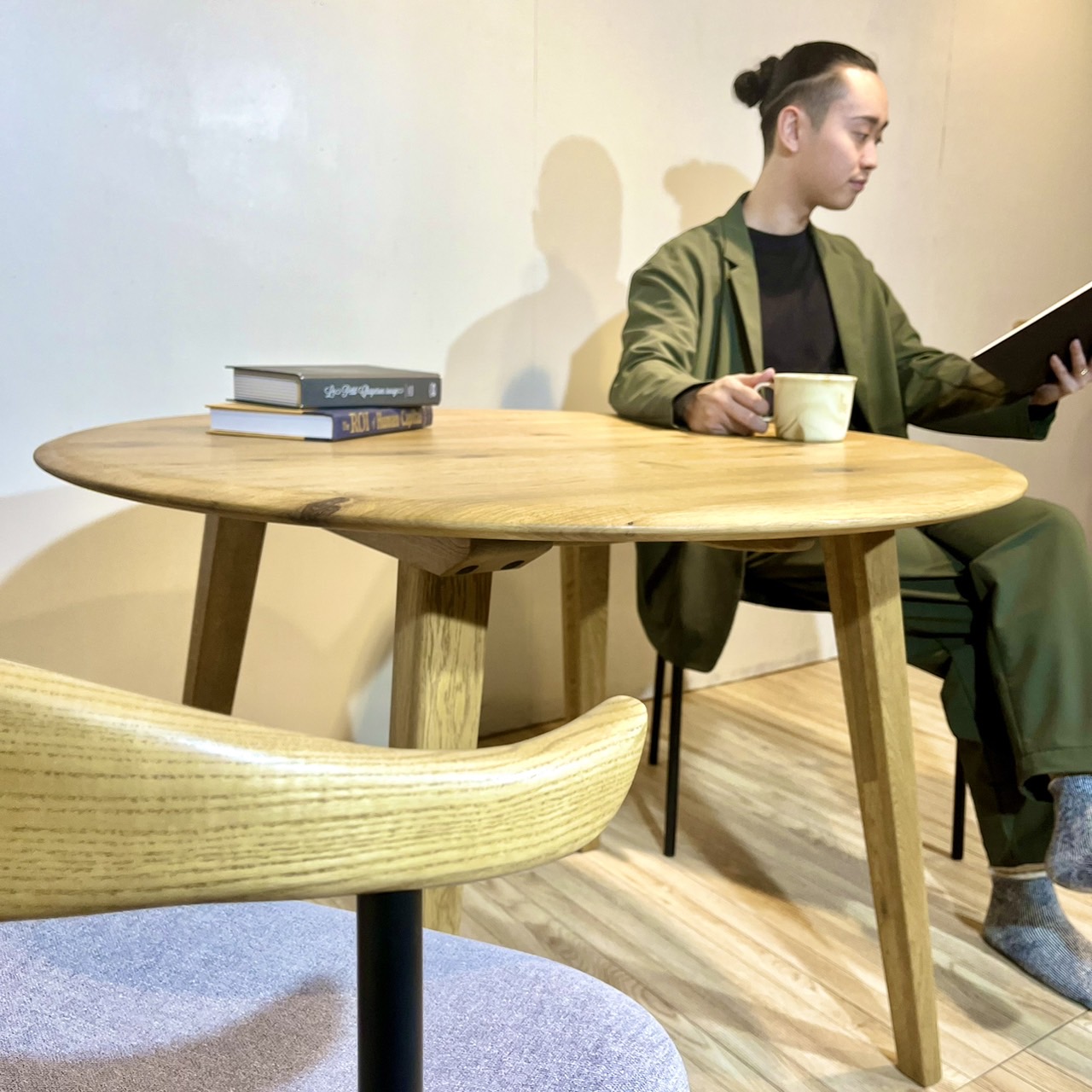 無垢材の美しい木目が特徴の天板と細部へのこだわりが光るDECKE DINING TABLE